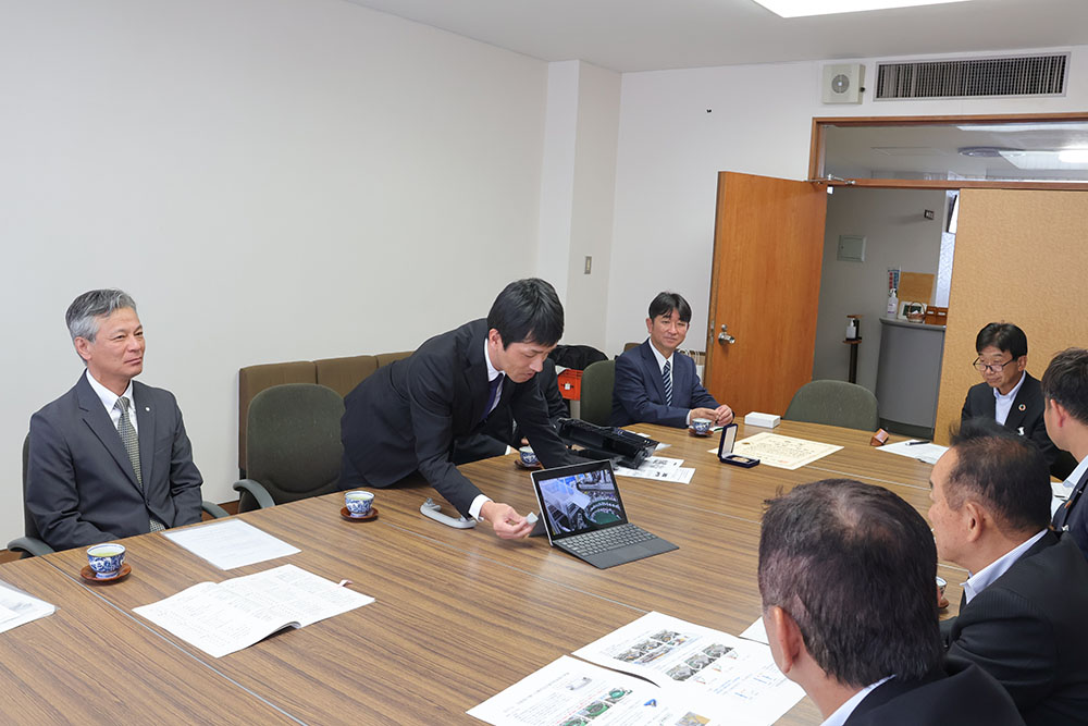 報告をする様子