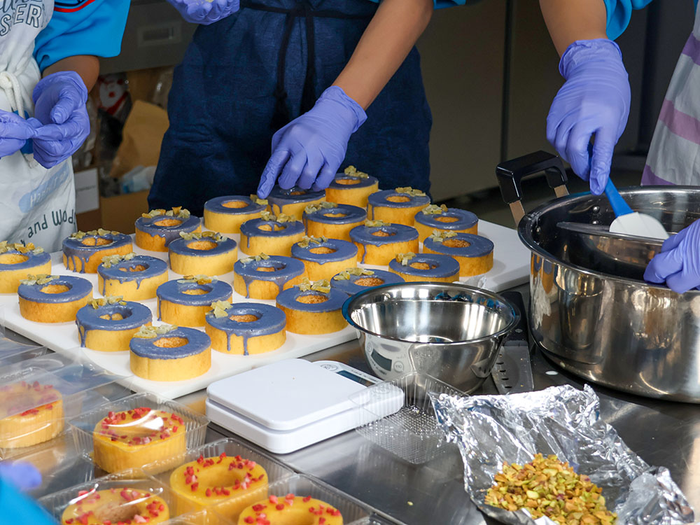 バウムクーヘンにトッピングをする