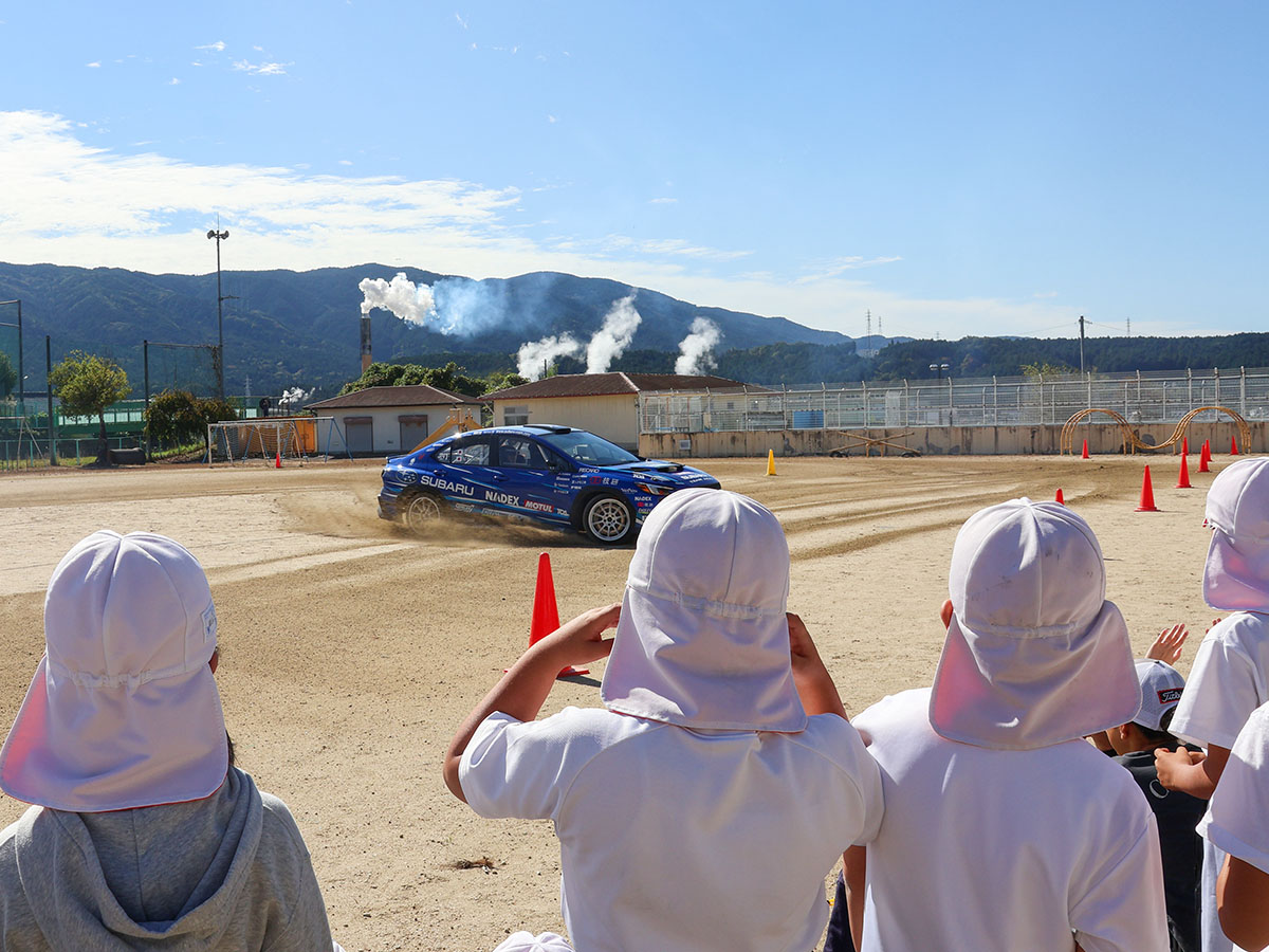 デモ走行を見守る児童たち
