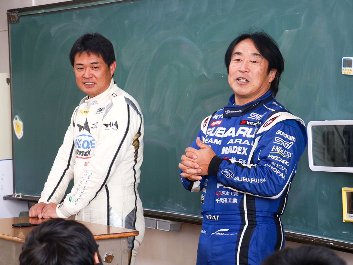 ラリー競技の説明をする新井選手と安藤選手