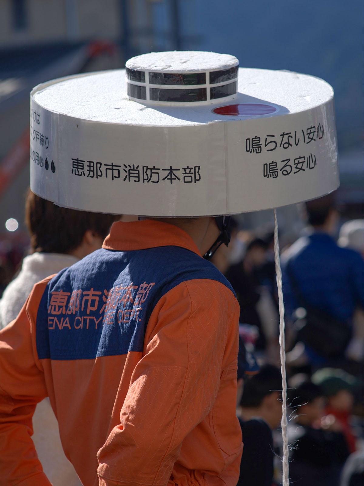 20251129火災警報器を宣伝する消防士