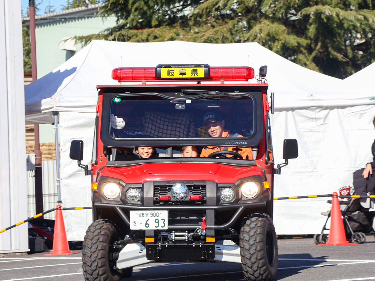 全地形活動車に乗車体験する子どもたち