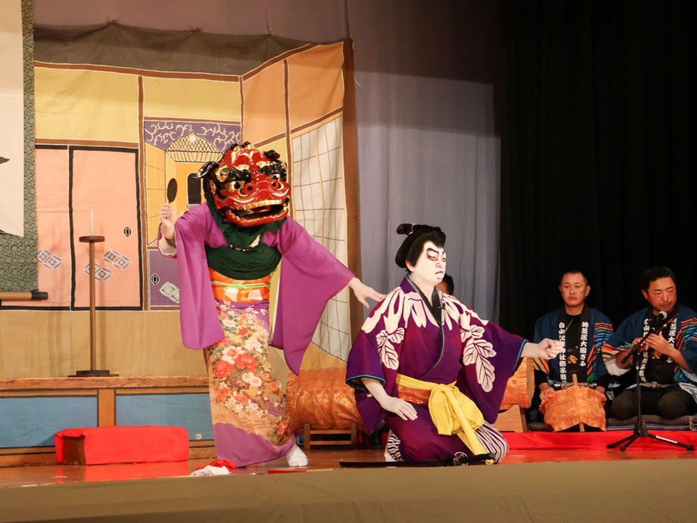 獅子頭をかぶった役者と関取約が演じる