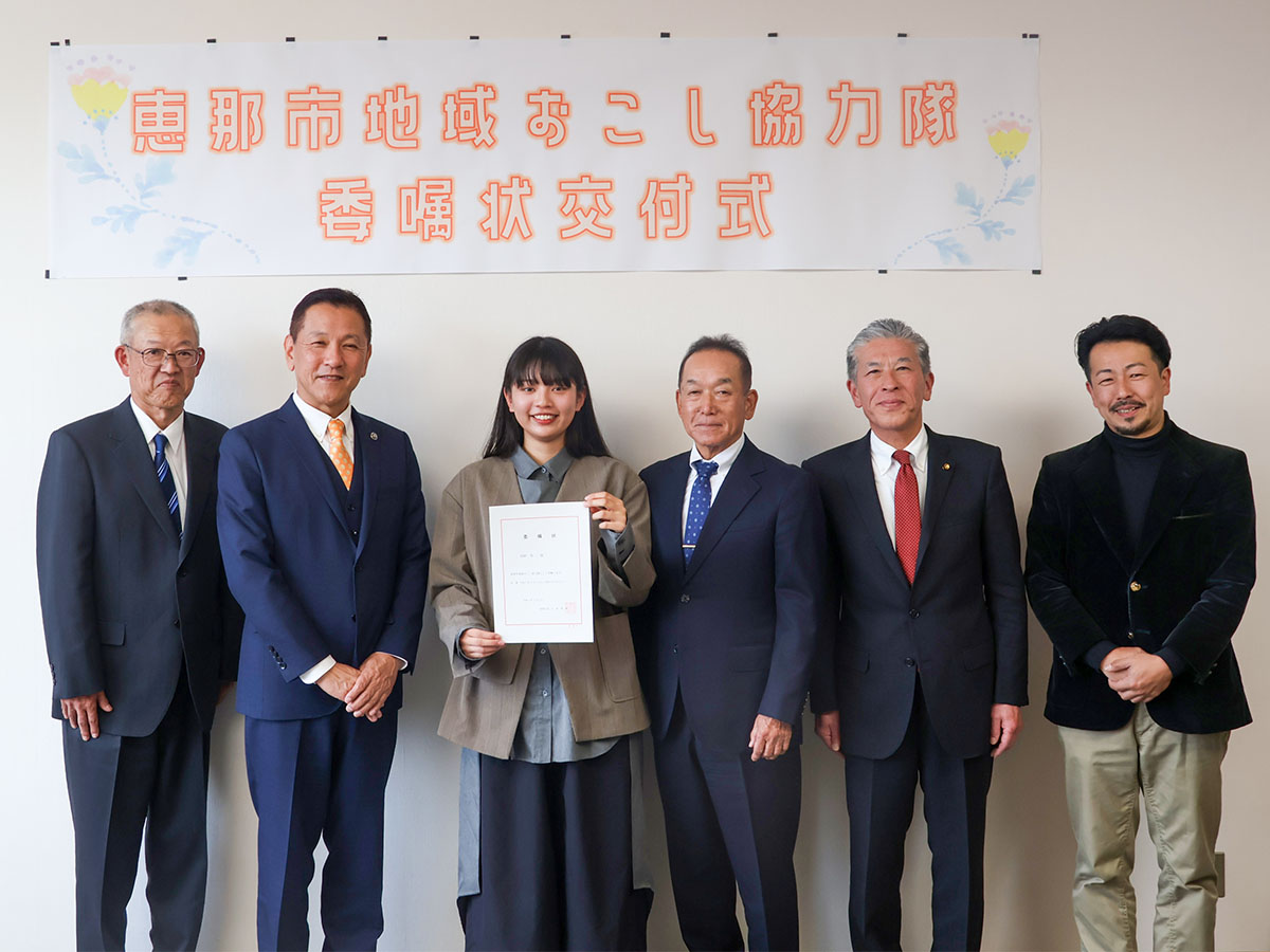 左から杉山会長、小坂市長、西野隊員、大塩理事長、伊藤市議、中田アドバイザー