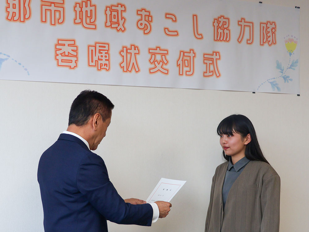 委嘱状を受け取る西野隊員