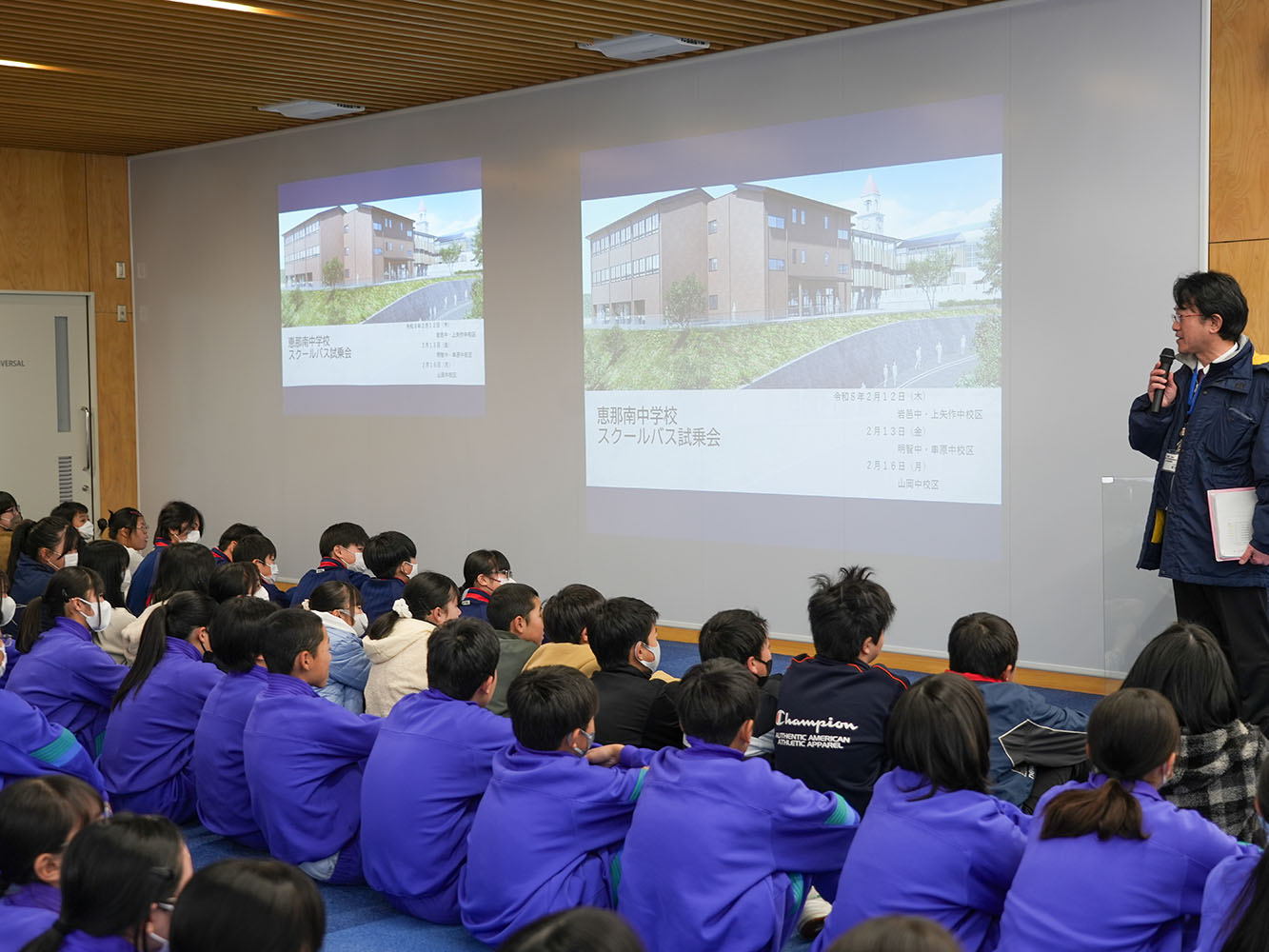 校舎の説明を聞く児童生徒