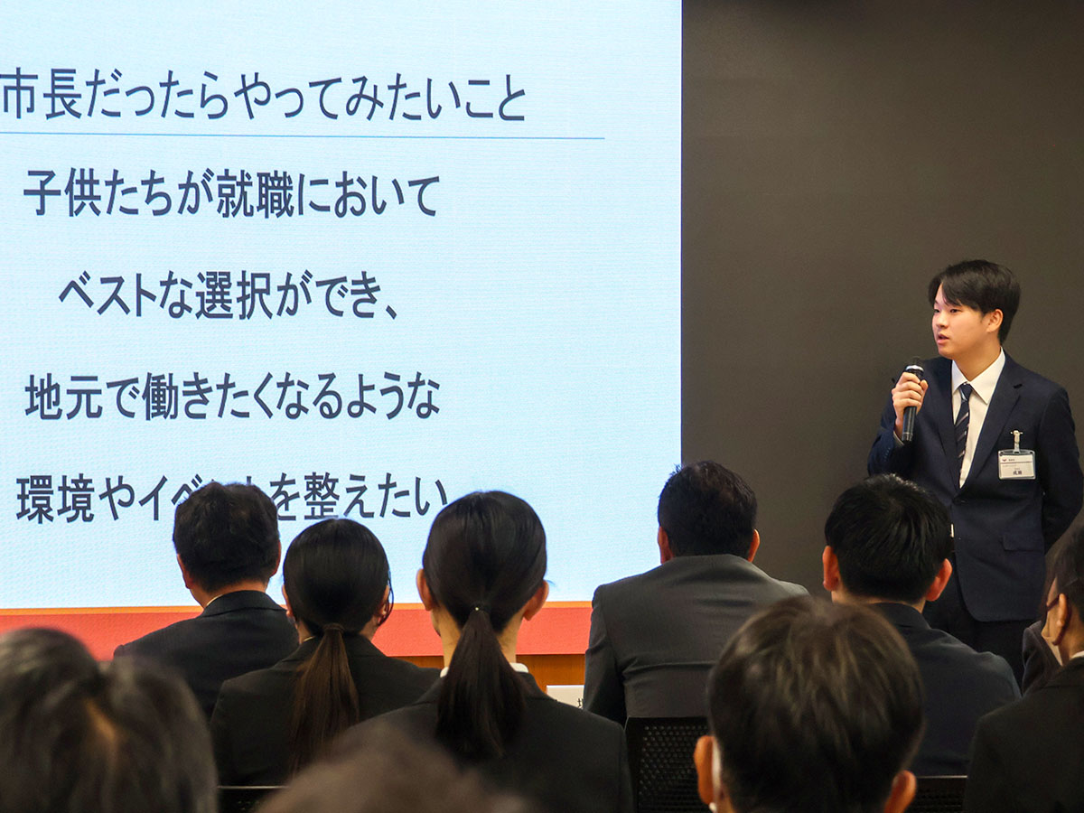 意見発表を行う