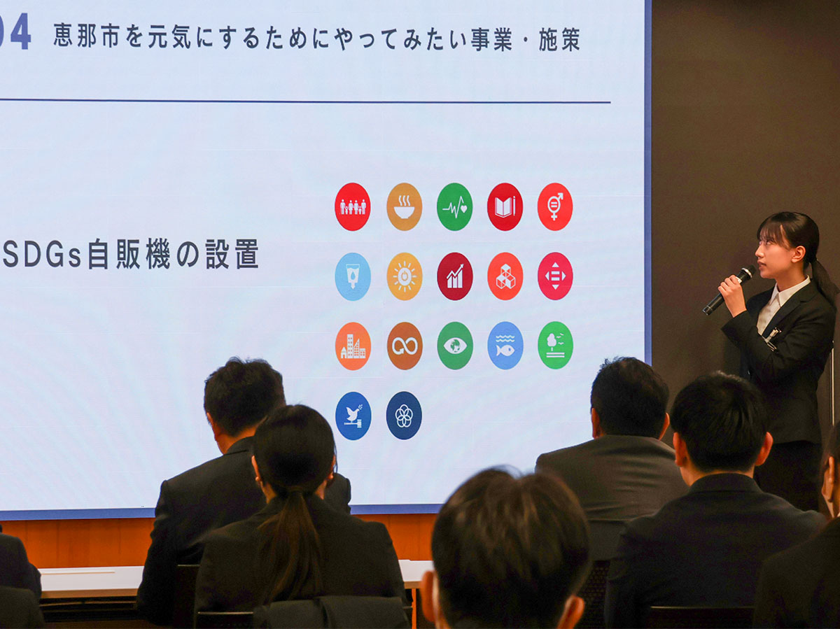 意見発表を行う