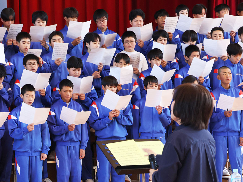 新校歌の歌唱指導を受ける岩邑中学校の生徒