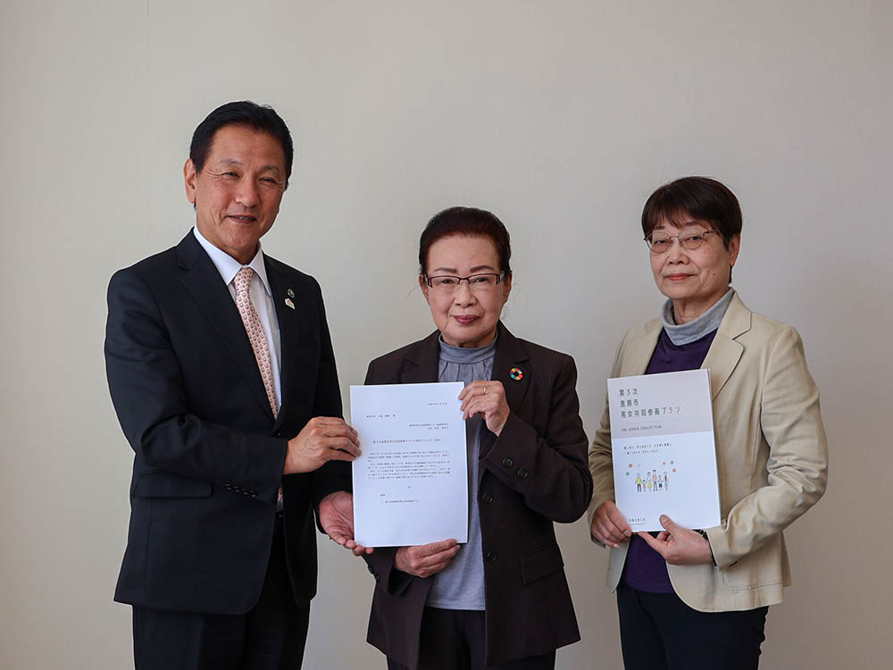 小坂市長に答申を行う坪井会長と亀井副会長