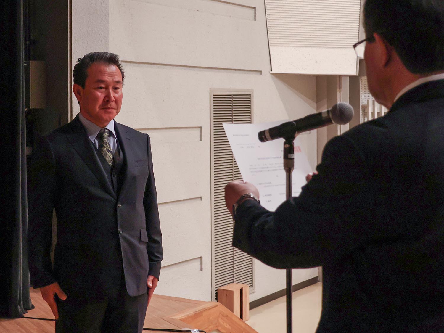 認定証を受け取る宮地代表