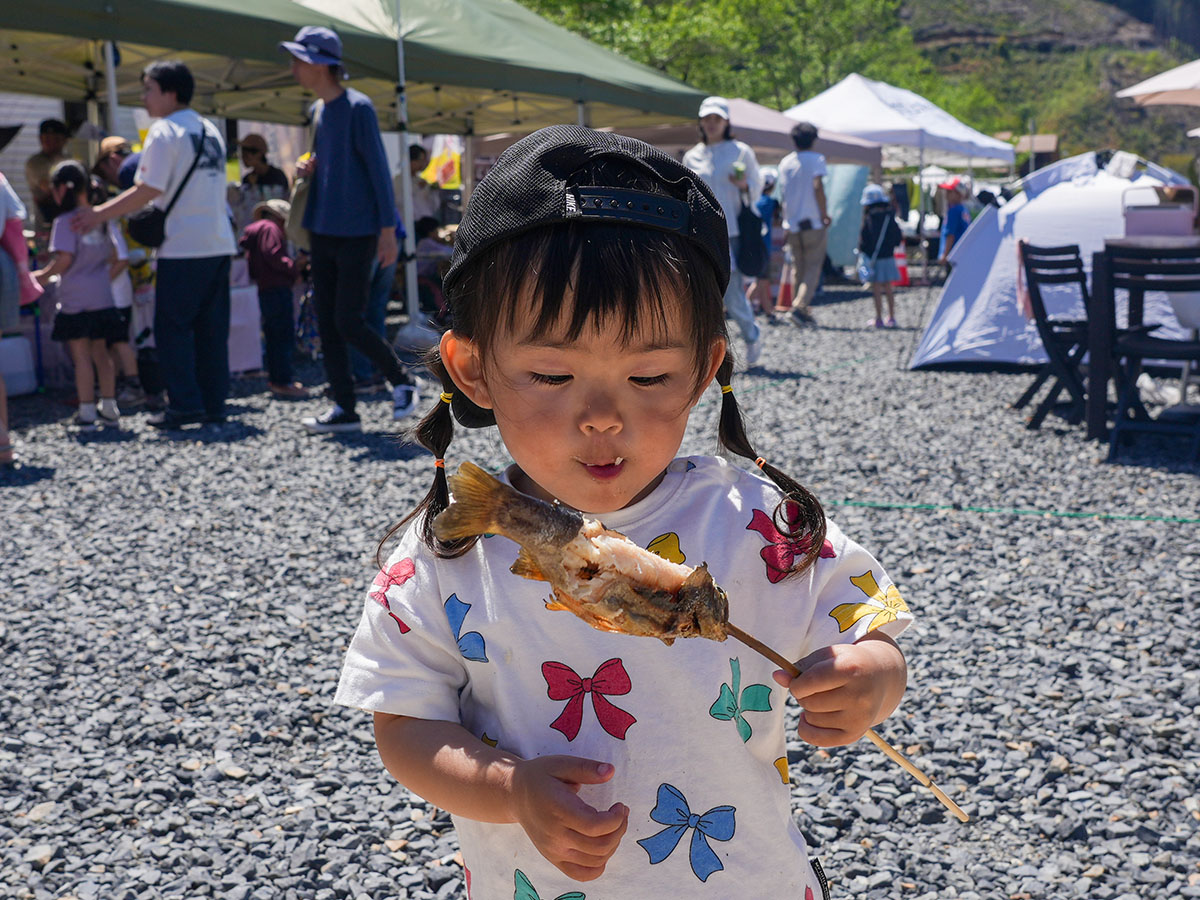 美味しそうに食べる子ども