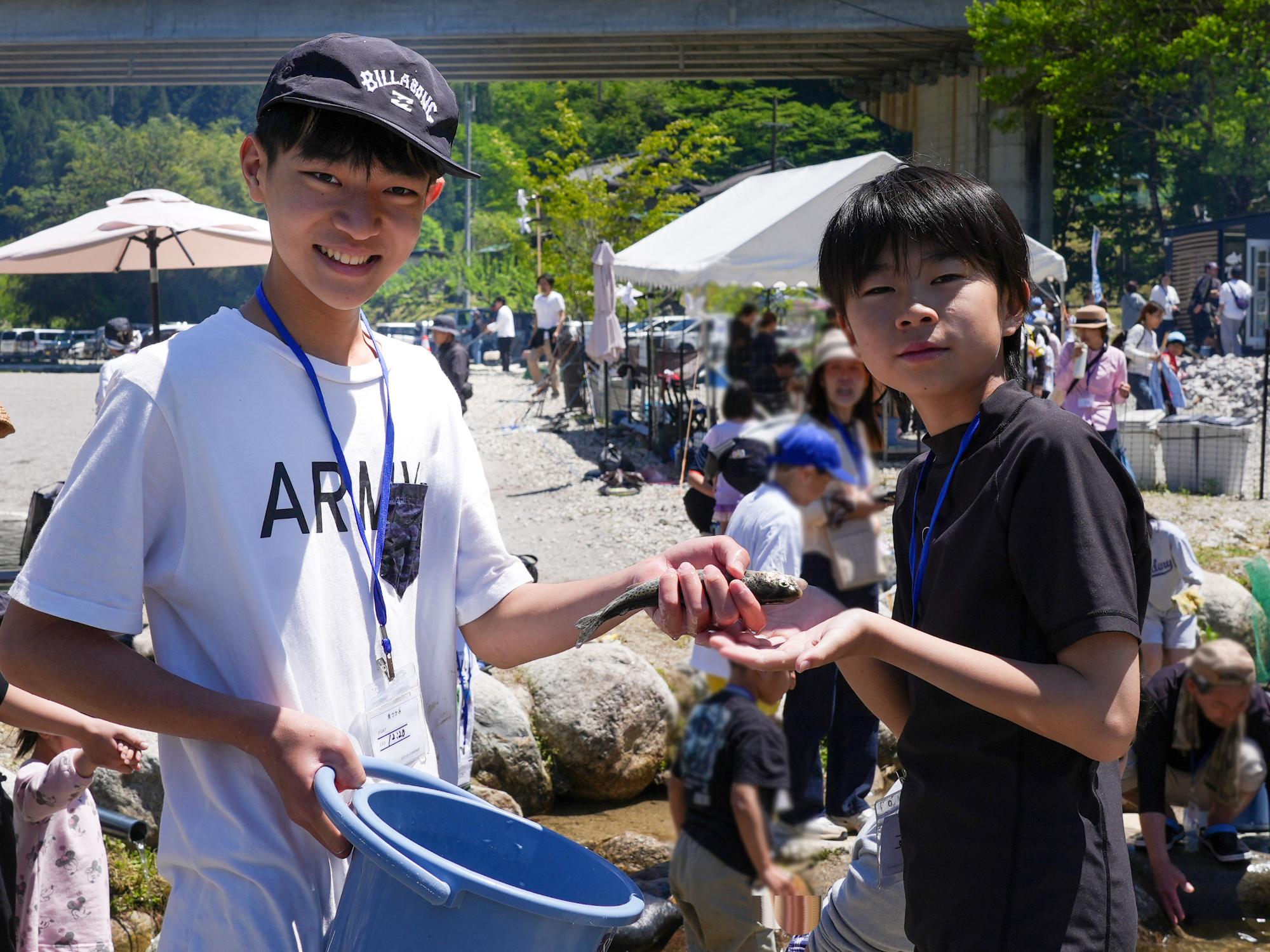 魚をつかんだ中学生