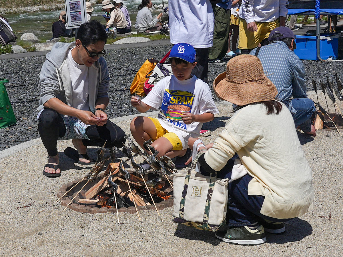つかんだ魚を焼く