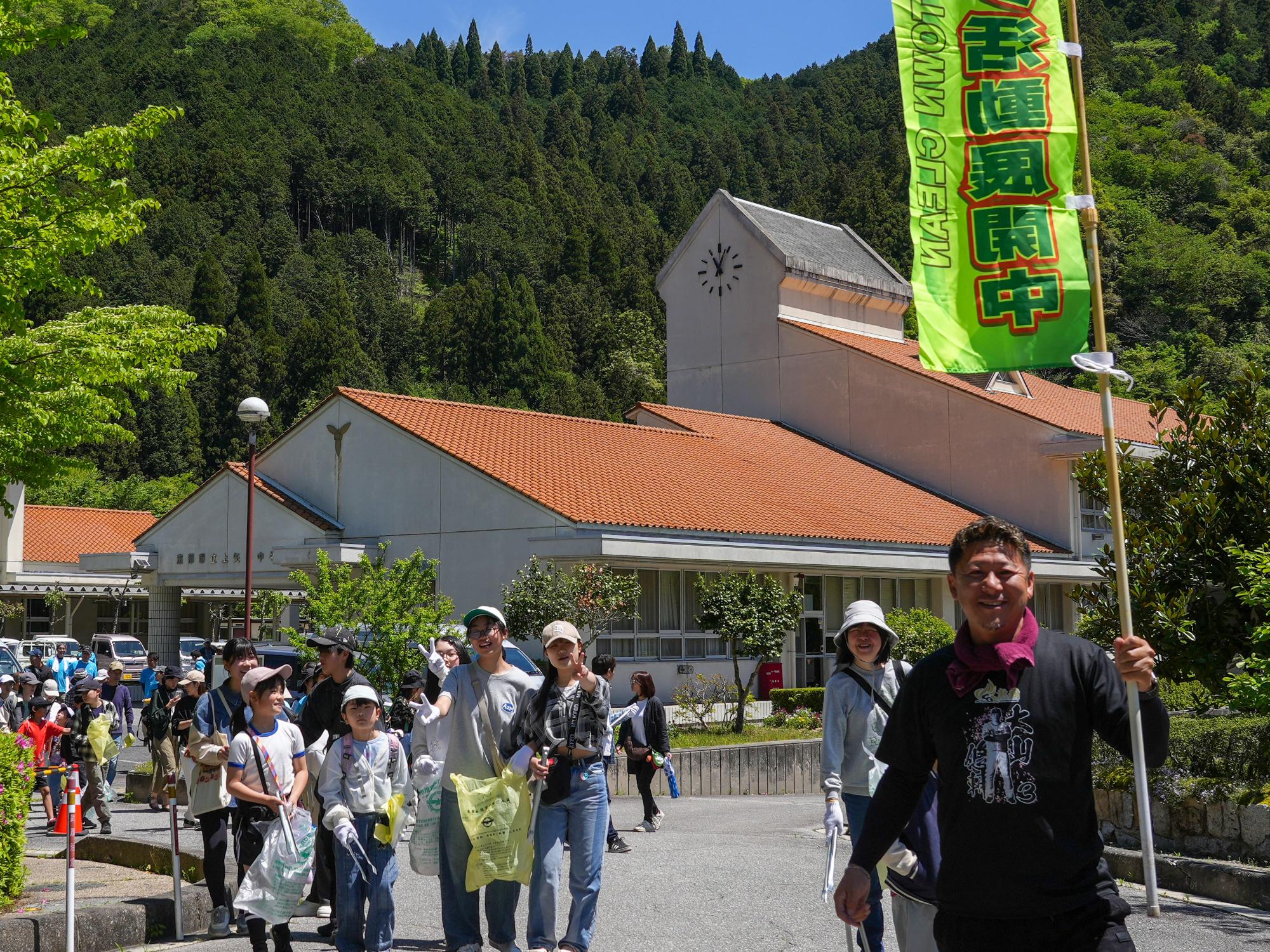 リバーパークまでの清掃活動も実施