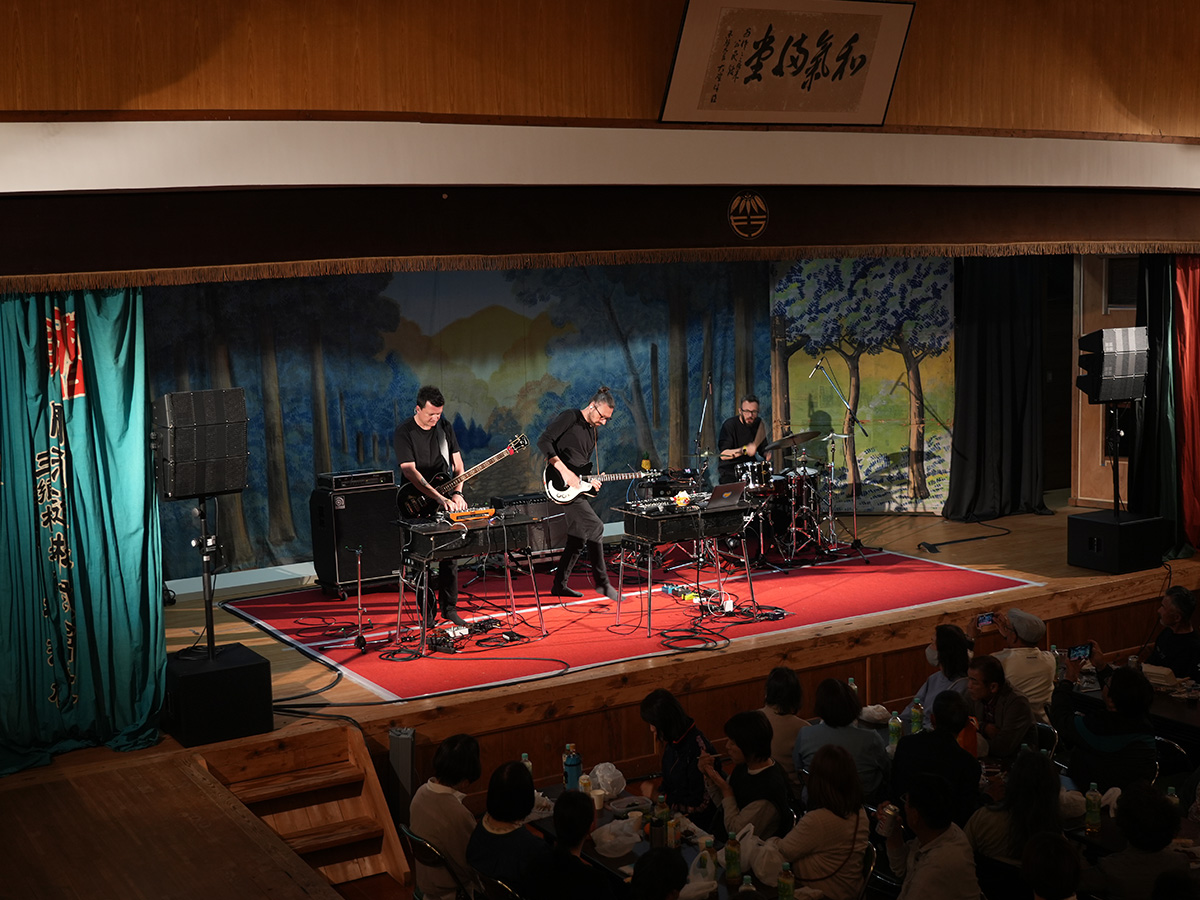 宮盛座の演奏の様子