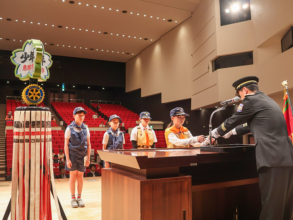辞令を受け取る副隊長4人