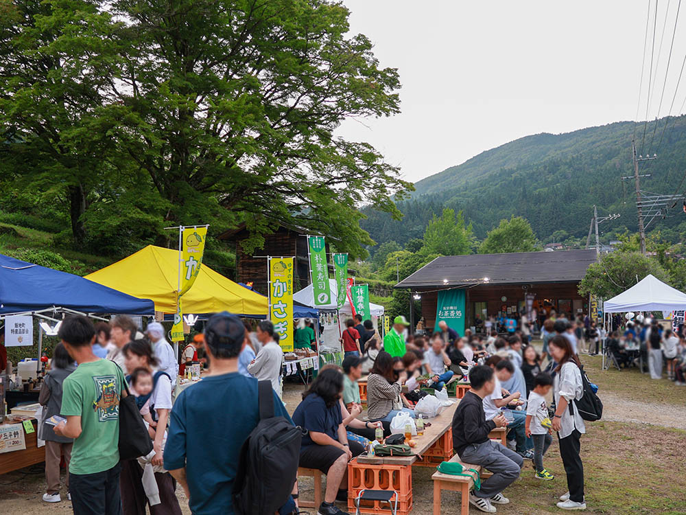 地元特産品の出店などでにぎわう