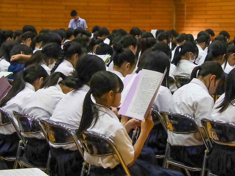 講演を聞く生徒ら