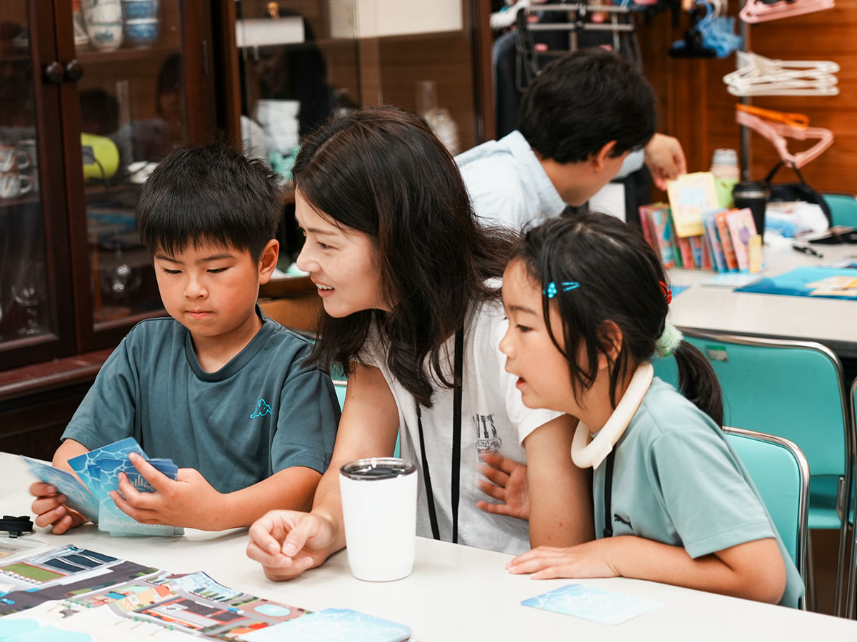 親子でゲームをする様子