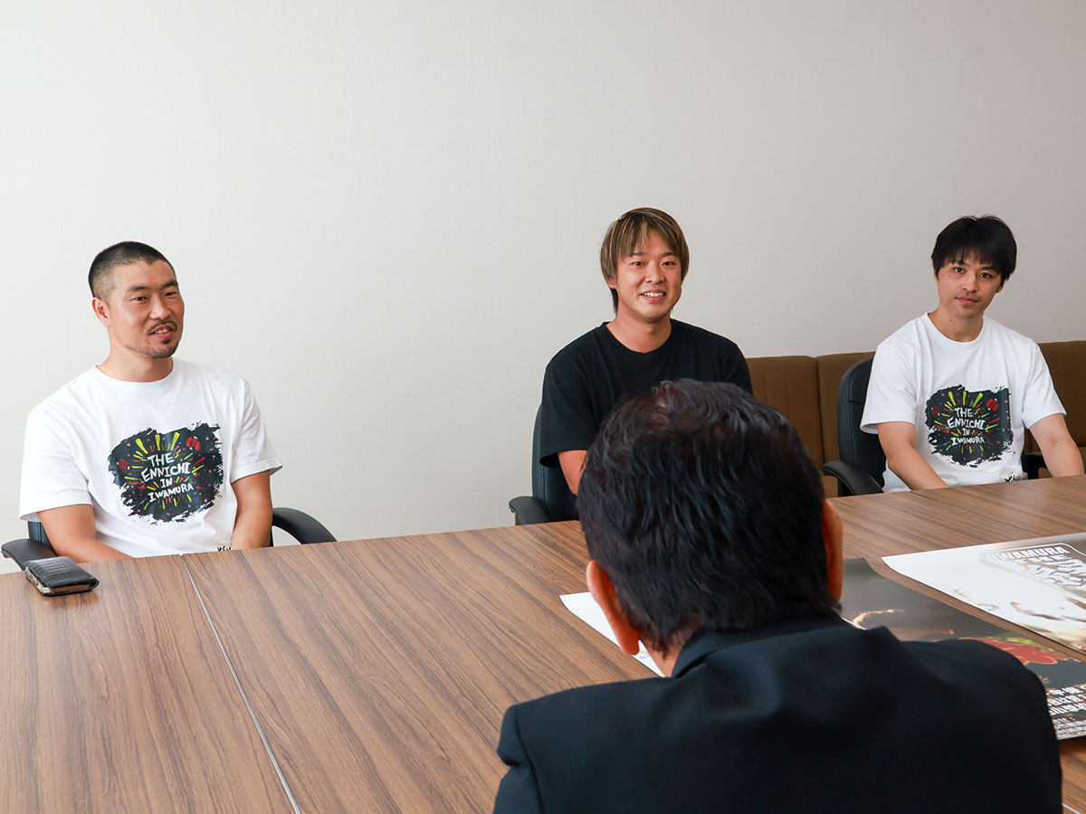市長に見どころを説明する役員ら