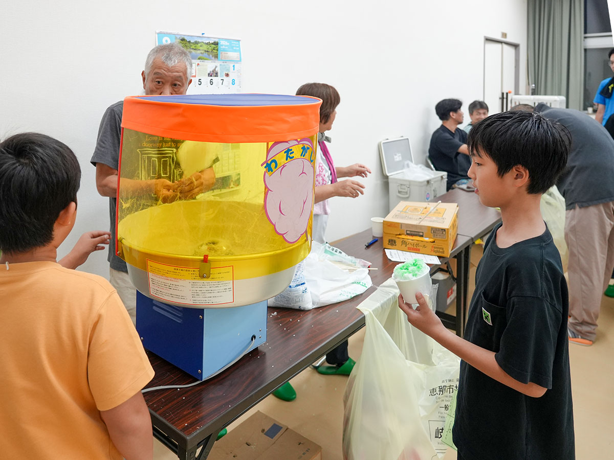 綿菓子を待つ子どもたち