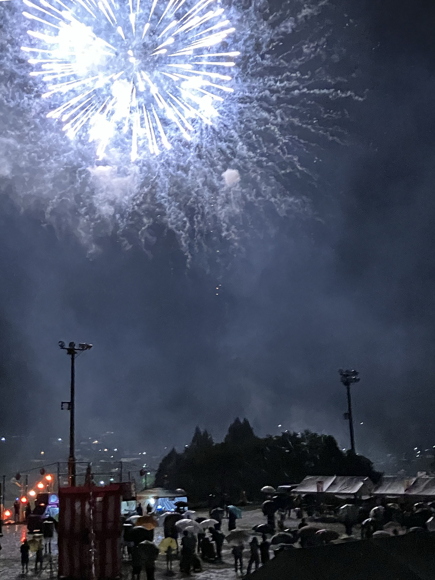 雨の中、打ち上げられた花火