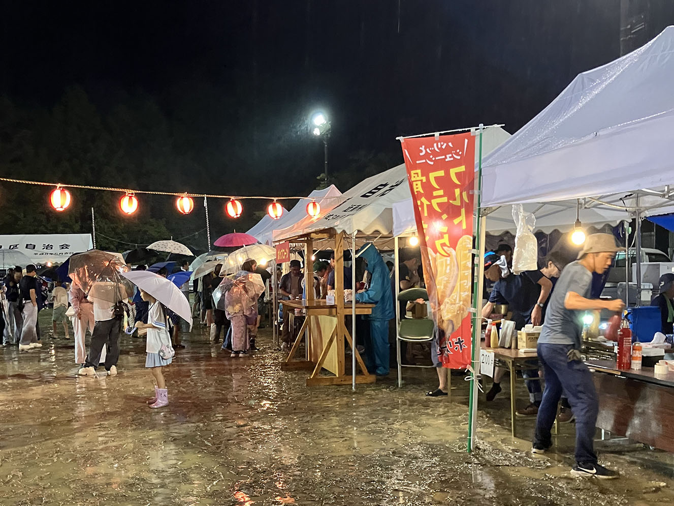 五平餅などの屋台が立ち並ぶ