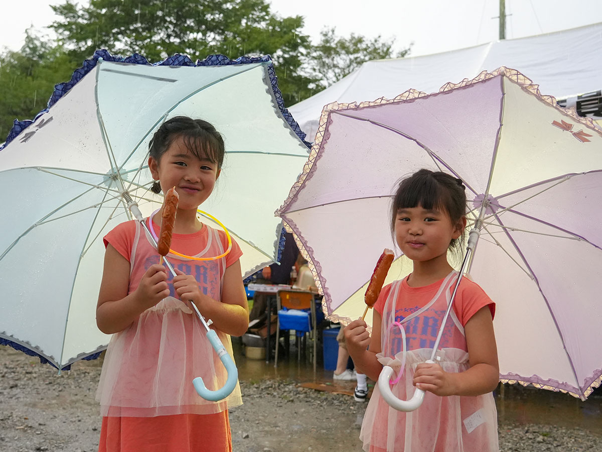 雨でも平気、屋台の味を満喫