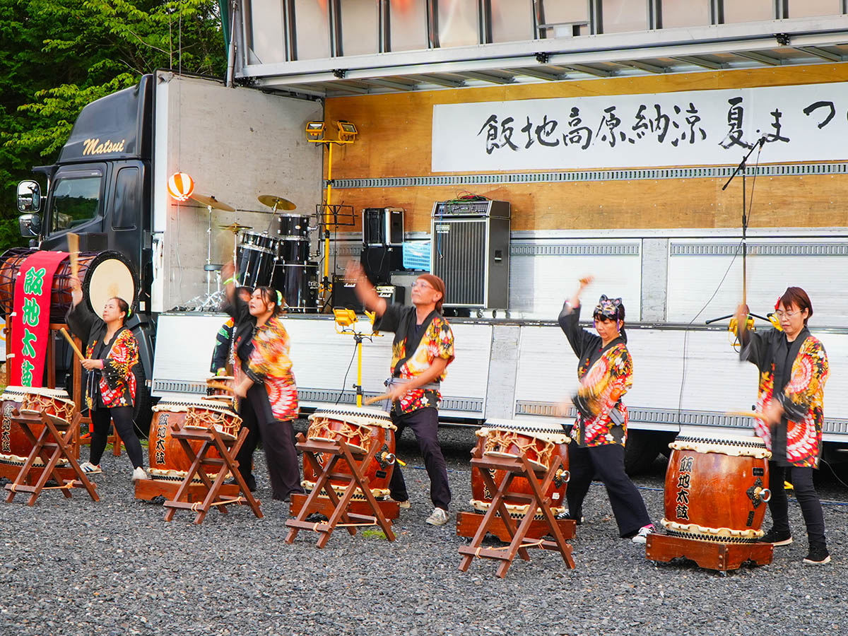 飯地太鼓を披露する保存会