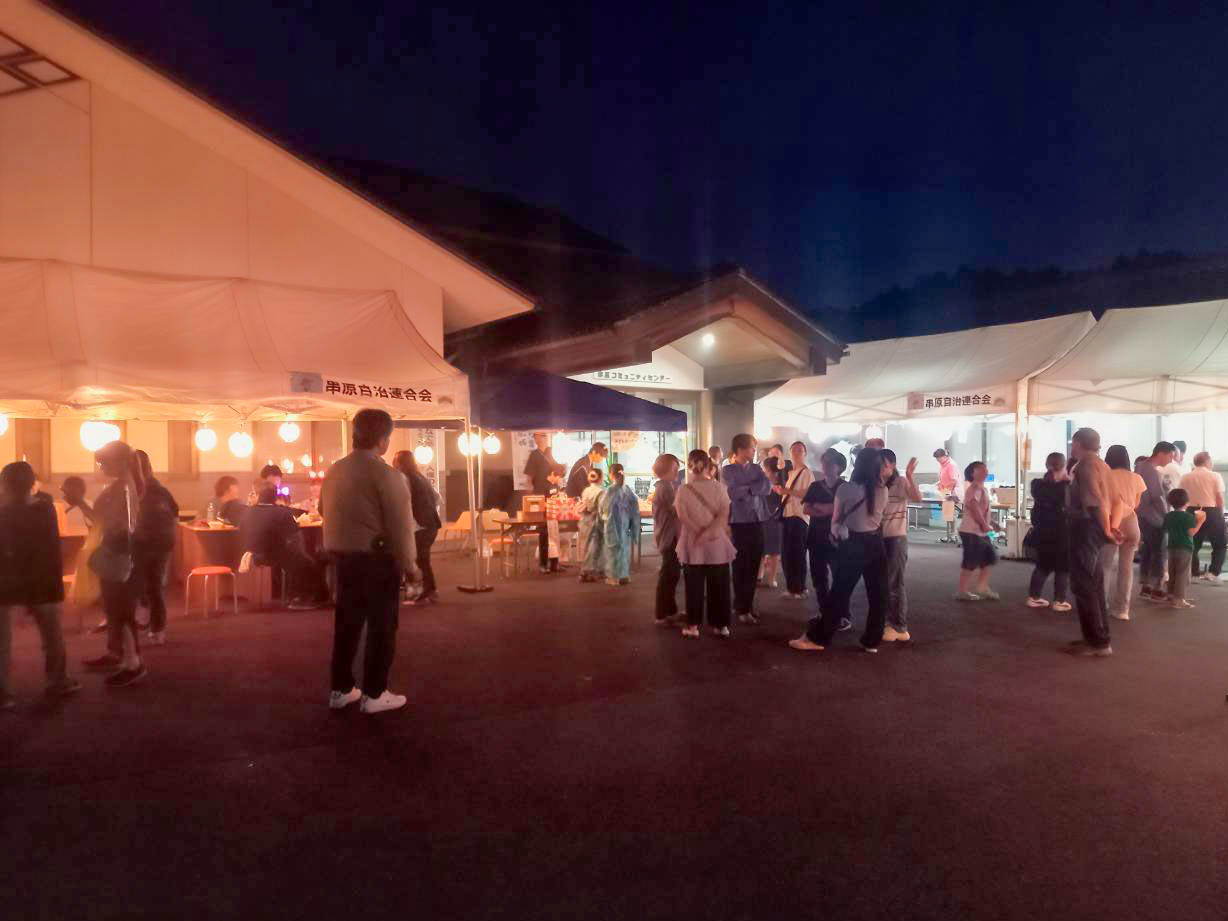 夜のお祭り風景