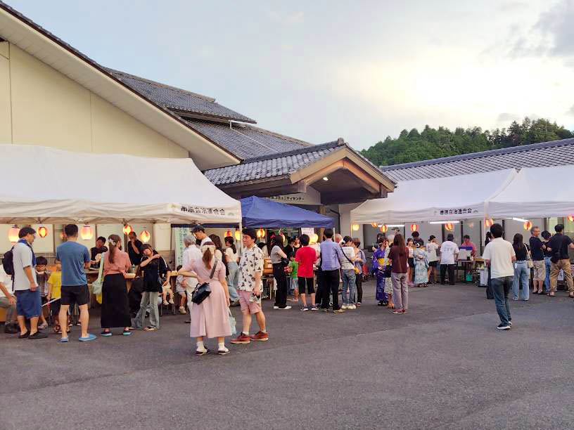 出店を楽しむ人々