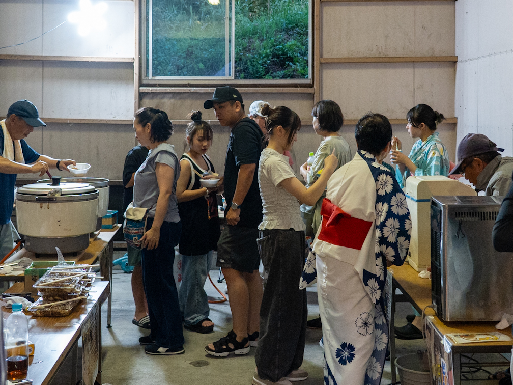 出店を楽しむ参加者たち