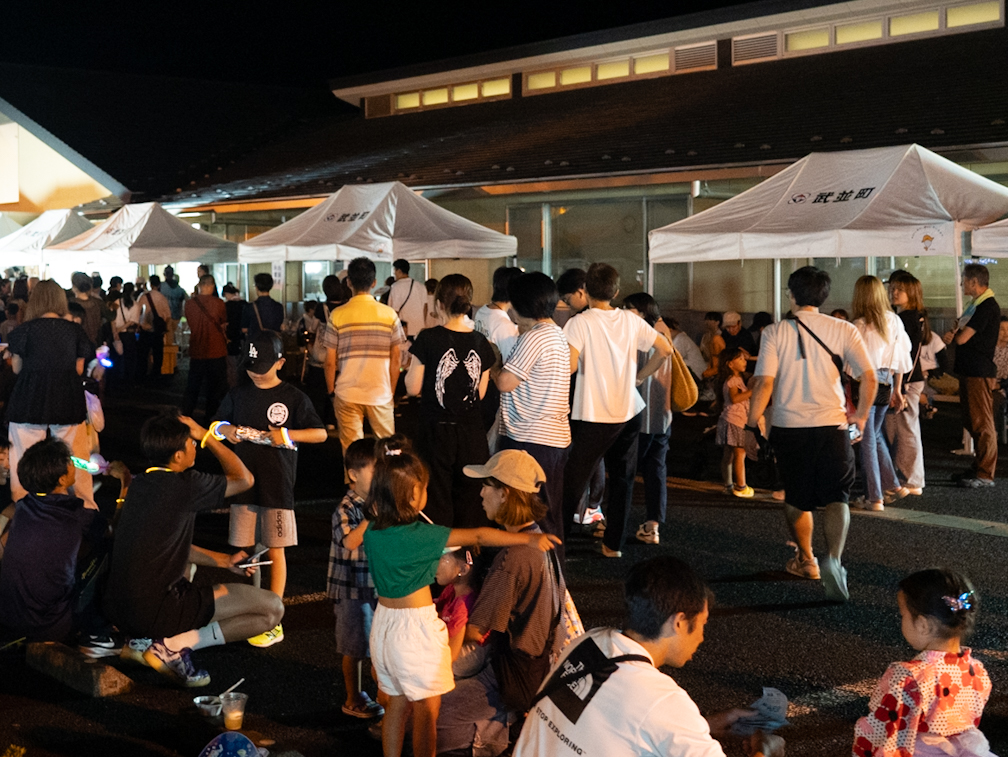 祭りを楽しむ皆さん