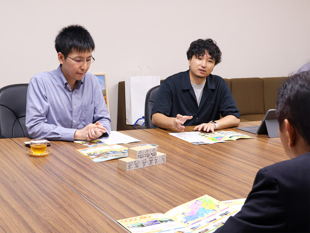 スタンプラリーの経緯など説明する下川さん