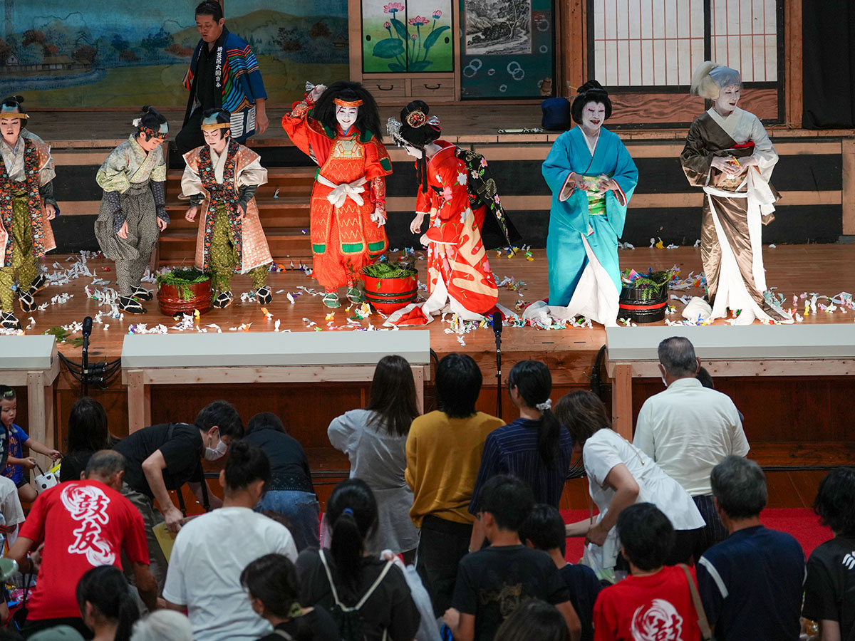 演者による餅投げ