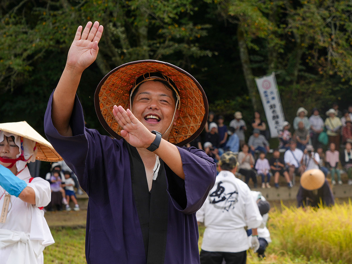 田の周りを踊る男衆