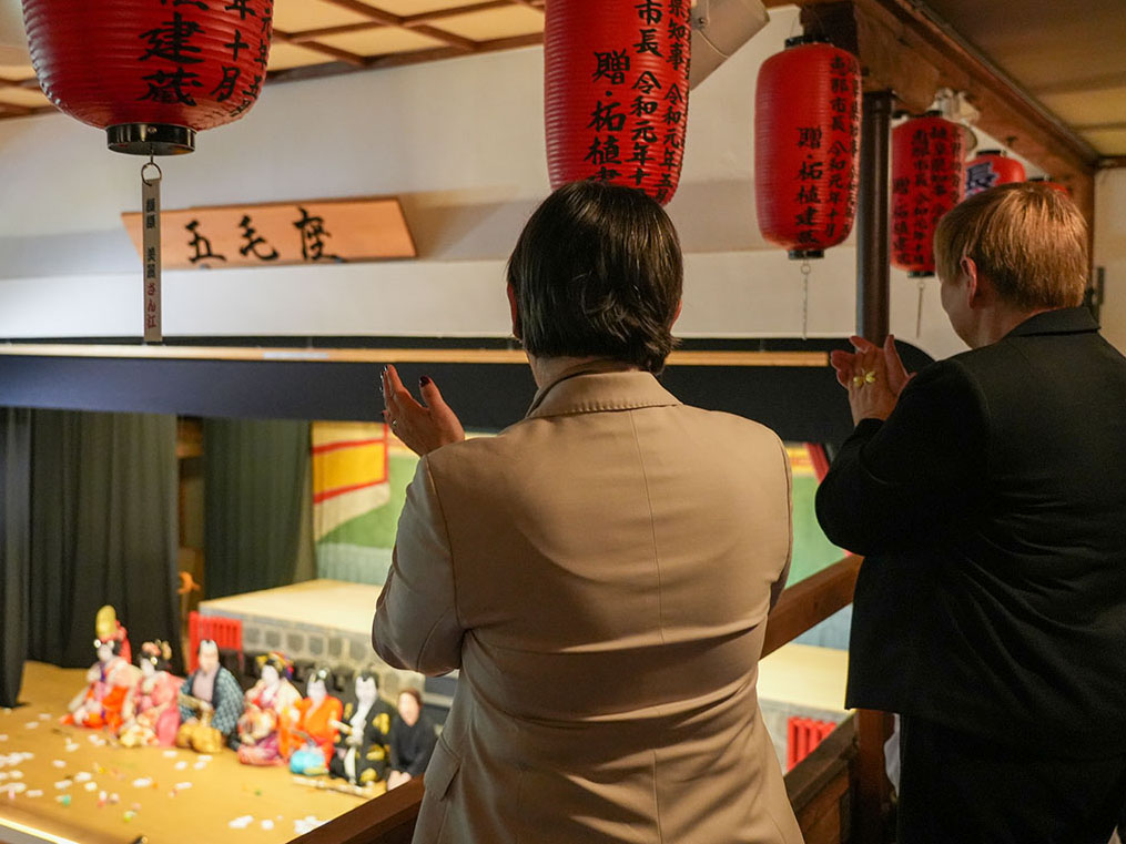歌舞伎を鑑賞する館長