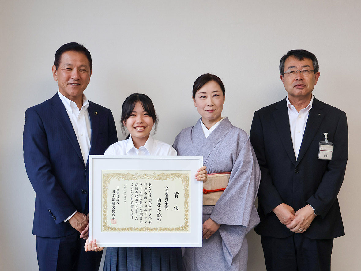 左から、小坂市長、大会に出場した山田さん、伊藤副教育長、澤村市スポーツ連盟副会長