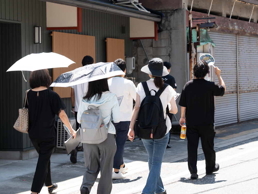 商店街を歩くツアー参加者