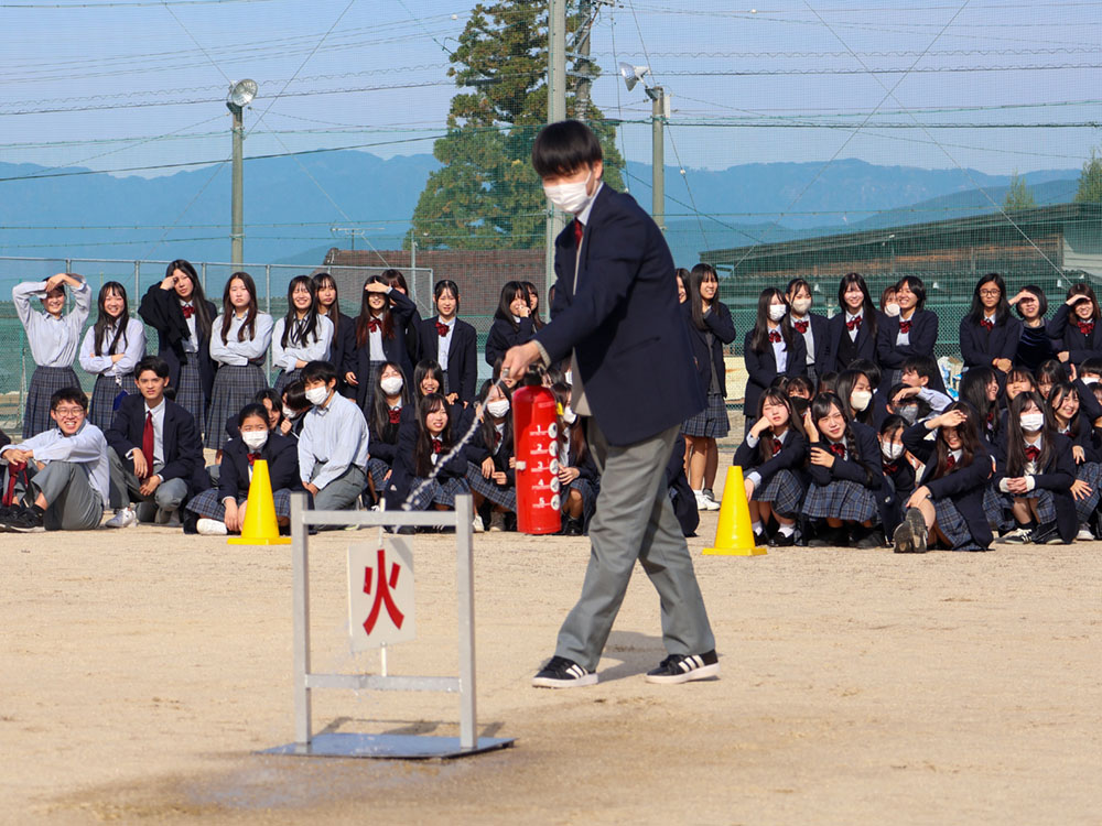 消火器の取り扱い訓練をする男の子