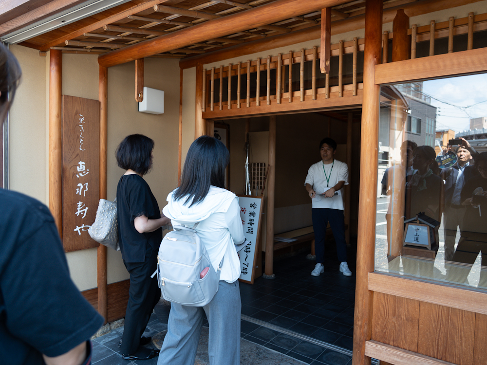 空き店舗で説明する主催者