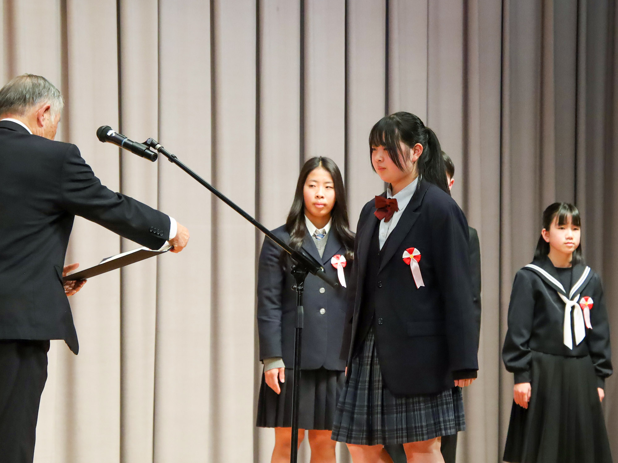 表彰状を受け取る小栗さん