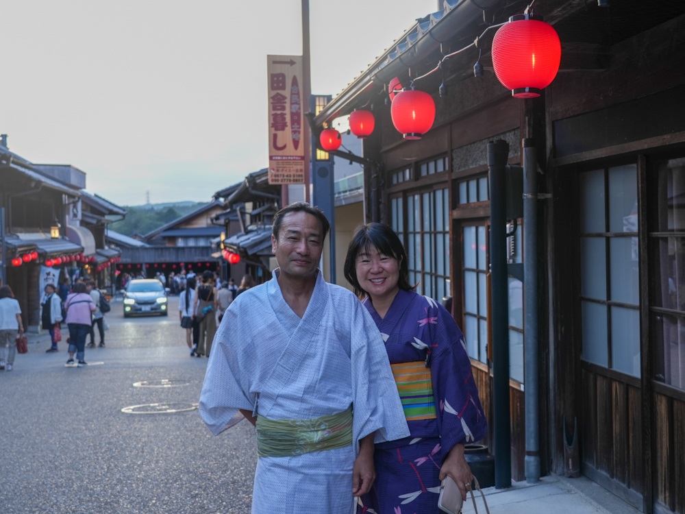 お祭りを楽しむご夫妻