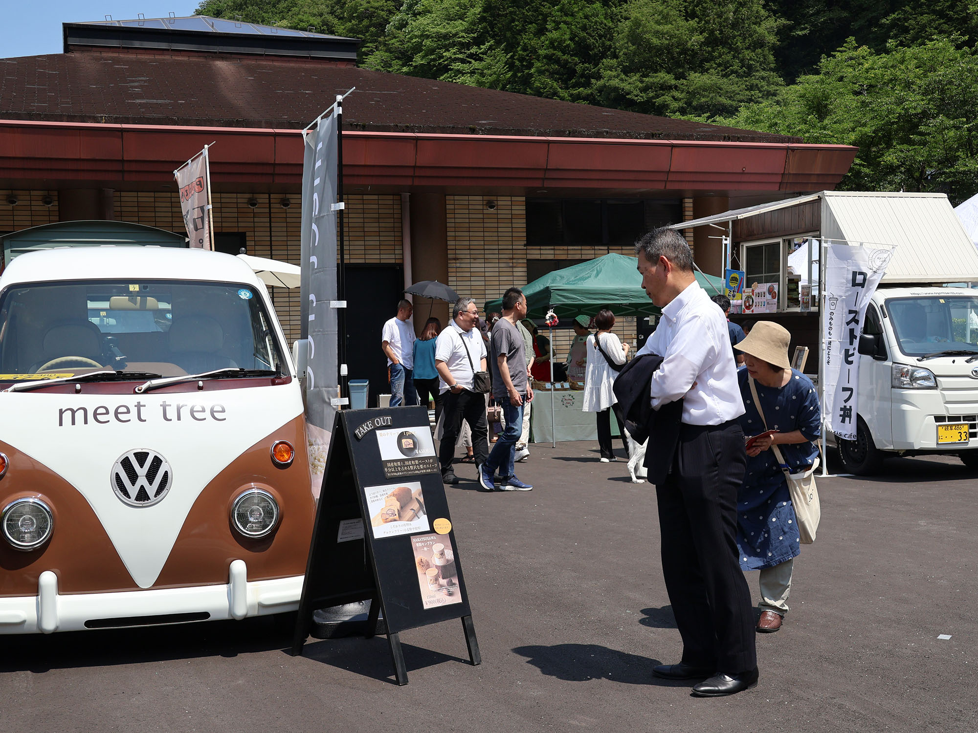 キッチンカーが並ぶ
