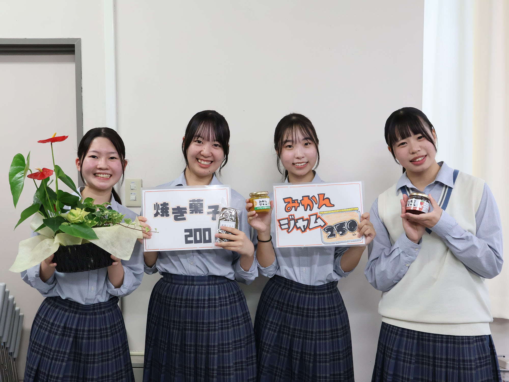 恵那農業高校生産科学科3年生、左から立花さん、服部さん、安田さん、水野さん