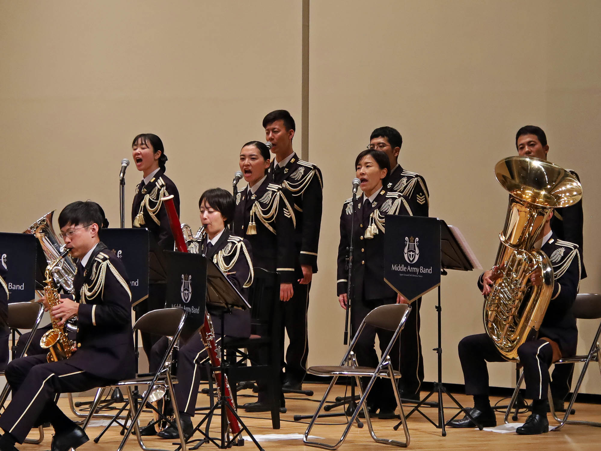 演奏する陸上自衛隊中部方面音楽隊