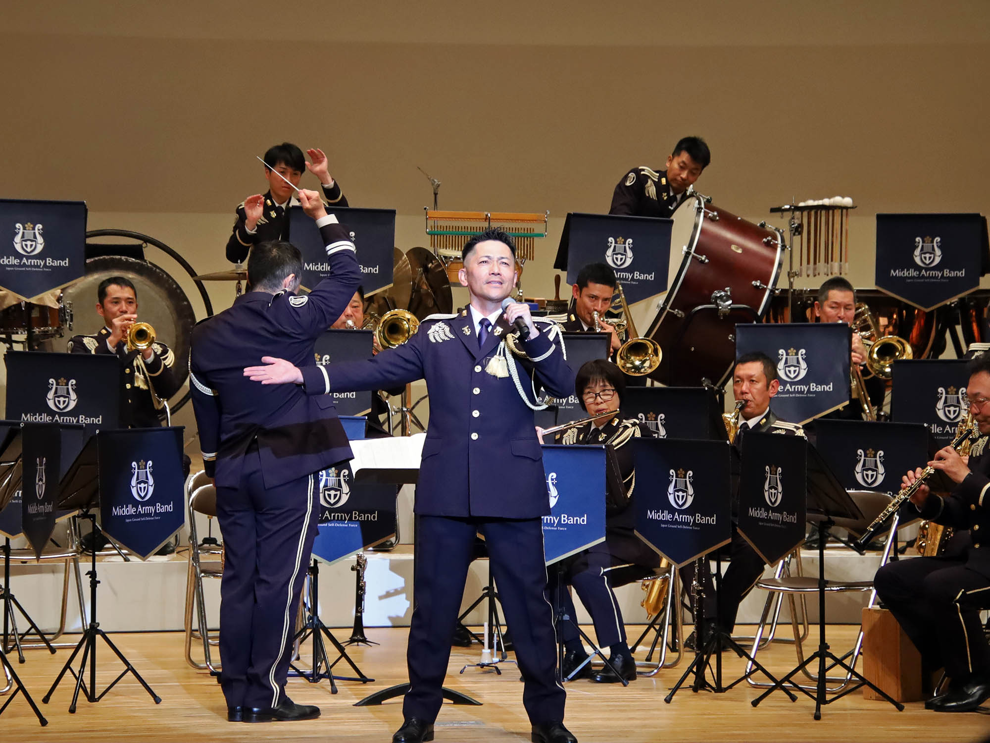 演奏する陸上自衛隊中部方面音楽隊