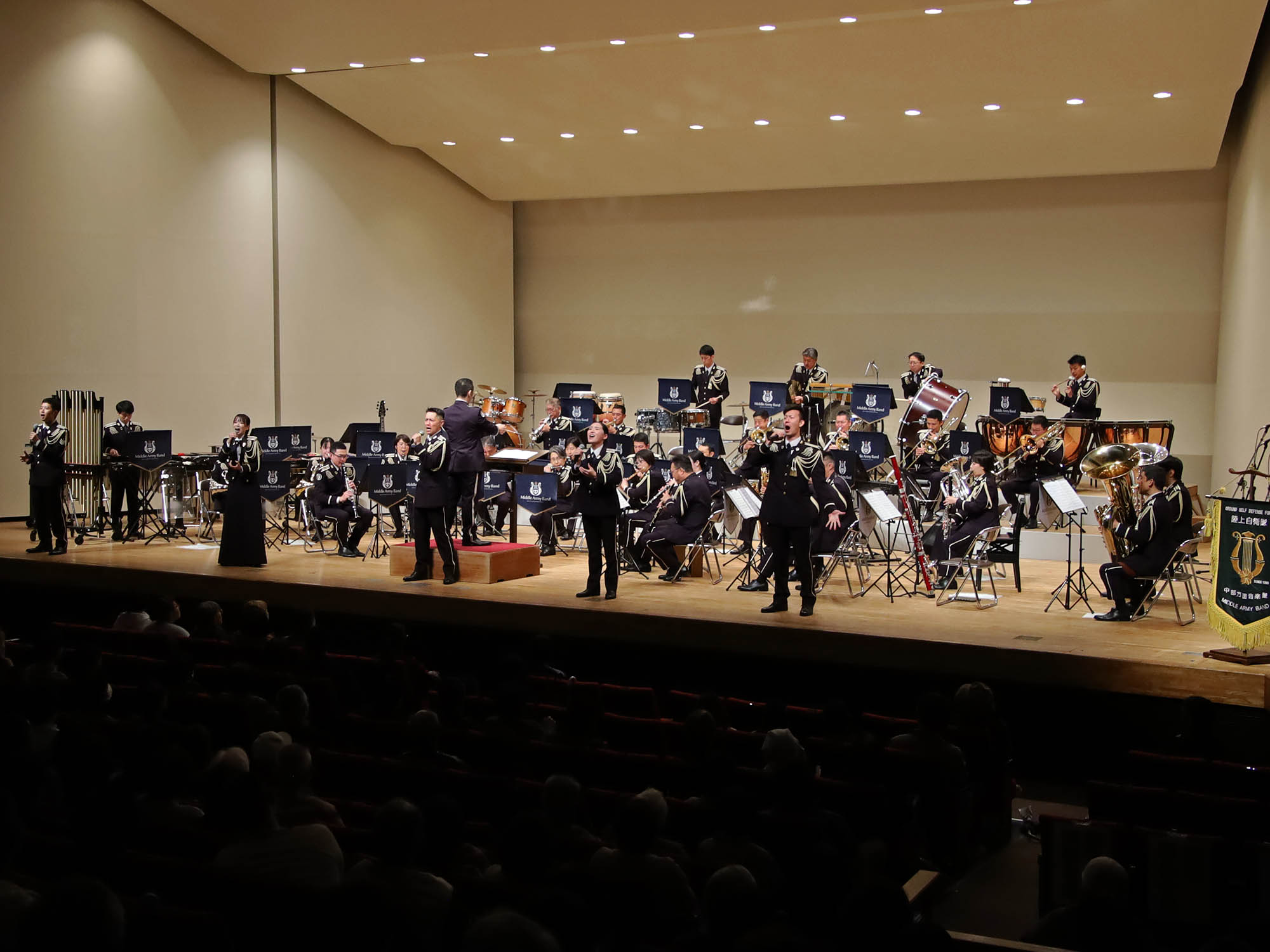 演奏する陸上自衛隊中部方面音楽隊