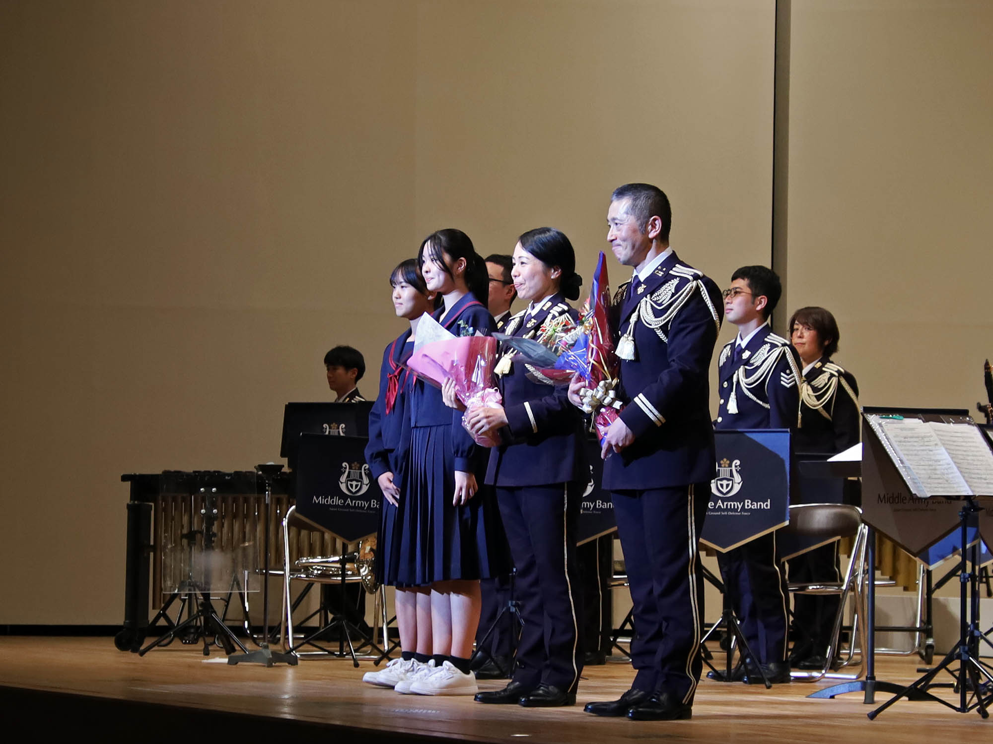花束を受け取る陸上自衛隊中部方面音楽隊